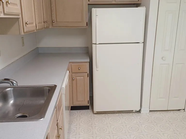 190 Victoria Ct — Photo 5