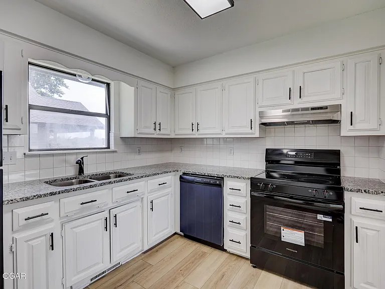 3042 W 15th St — Photo 9