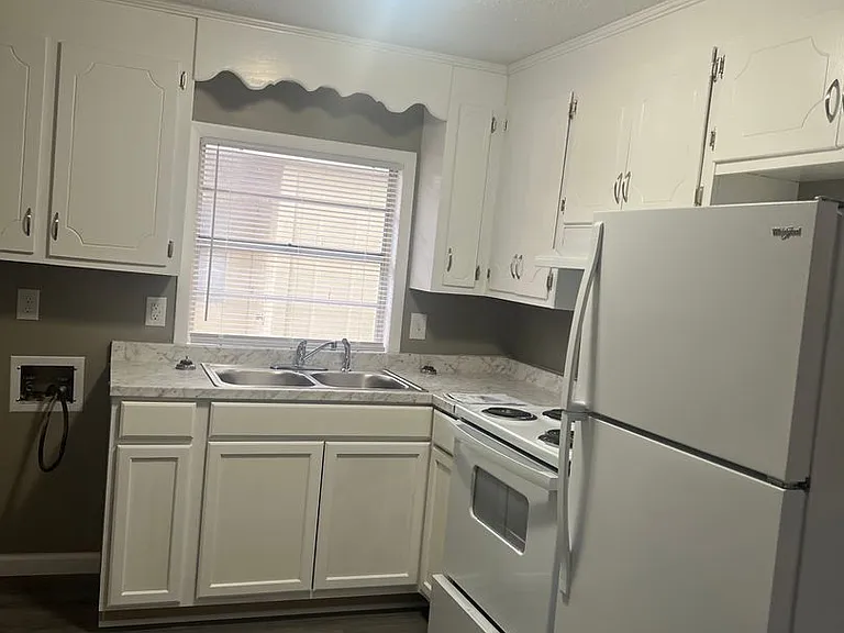 321 Geneva Highway Apts — Photo 3