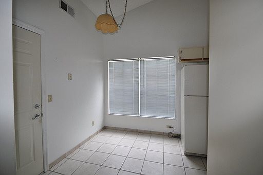 4th image of 129 Grovewood Ave
