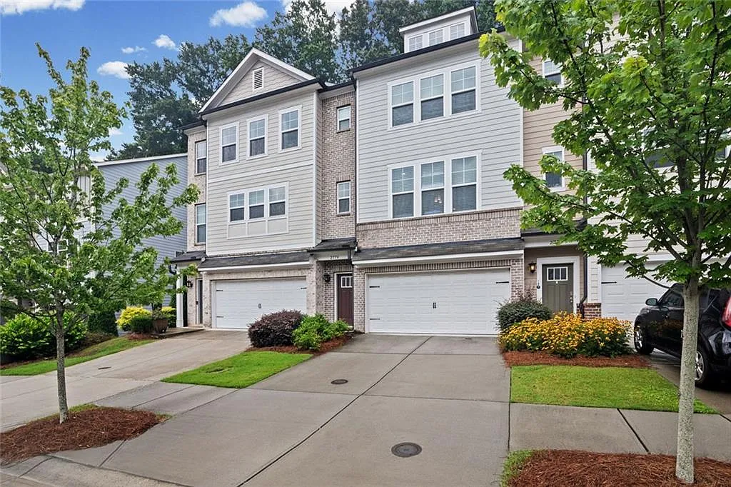 3 bed, 3.5 bath, 2428 sqft, $2,900 — Photo 2