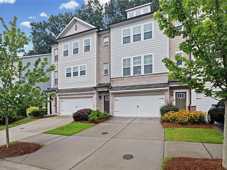 2779 White Oak Ln #20 — Photo 2