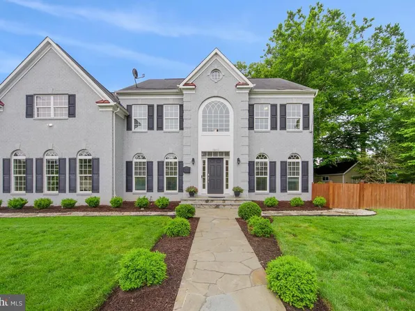 10111 Cedar Ln, Kensington, MD 20895