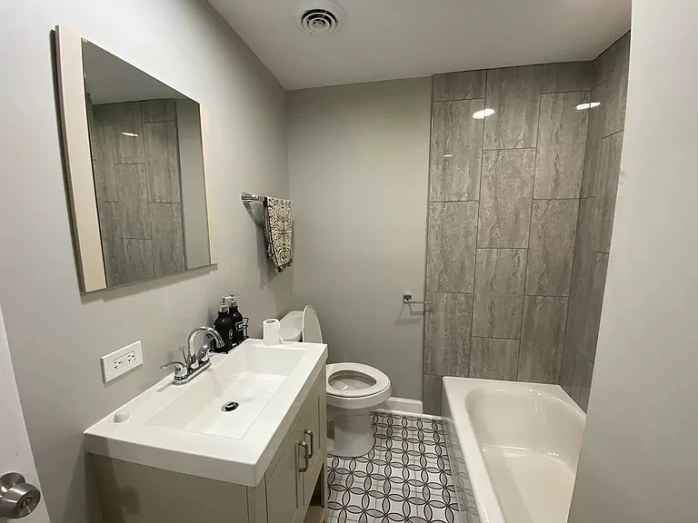 2745 W 38th St #1R — Photo 9