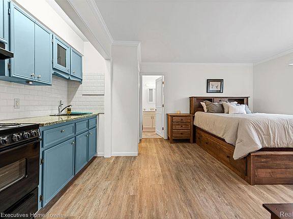 3rd image of 4500 Lakeshore Rd APT 20