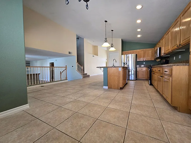 8244 W Gilmore Ave — Photo 11