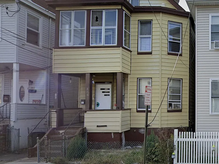 366 Howe Ave #2 — Photo 1