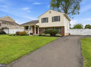 1204 Lynda Ln, Warminster, PA 18974