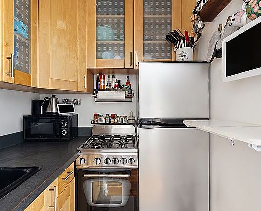 3rd image of 311 E 75th St APT 4C