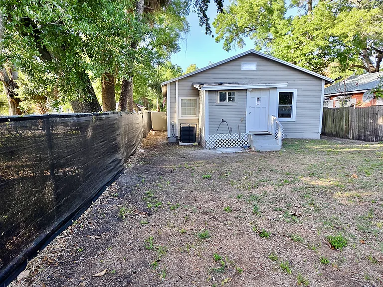 1040 Randall St — Photo 7