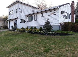 60 Cloverfield Rd S, Valley Stream, NY 11581