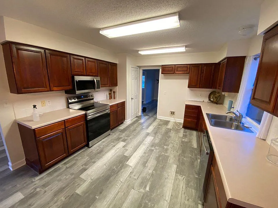 4 bed, 2.5 bath, 2350 sqft, $2,400 — Photo 3