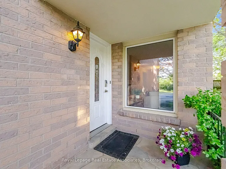 1308 Valerie Cres — Photo 3