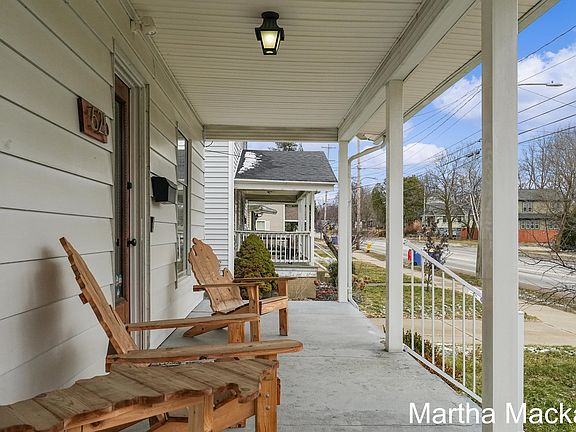 4th image of 625 Leonard St NE