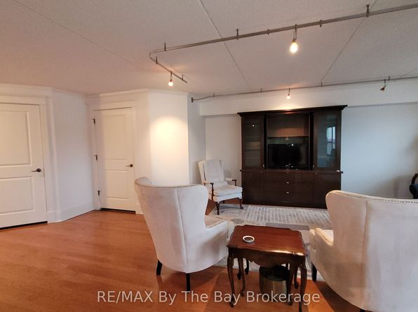 172 8th St #203, Collingwood, ON L9Y 4T2