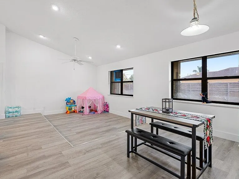 434 SW Jeanne Ave — Photo 9