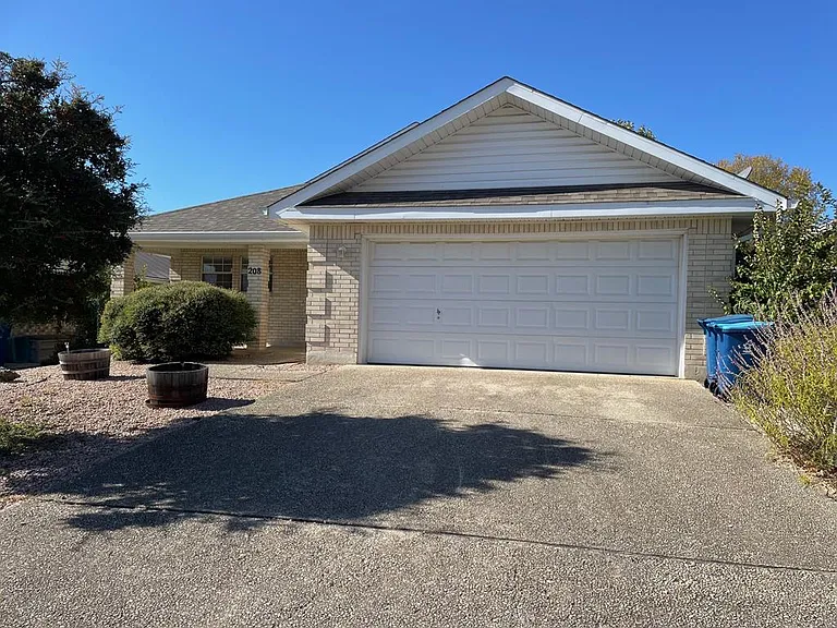 208 Coronado Cir — Photo 14