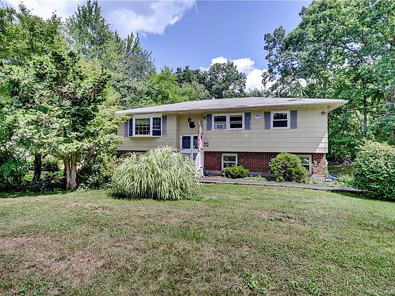 2nd image of 224 Sycamore Dr
