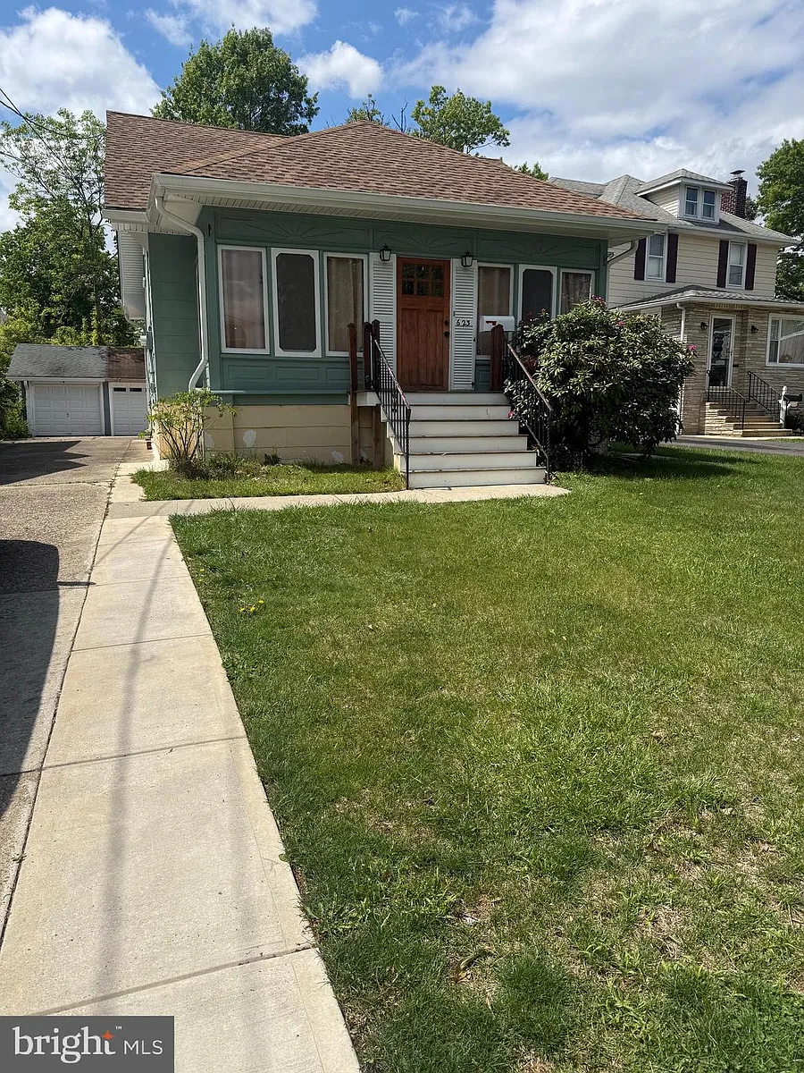 Building Photo - 623 Lees Ave