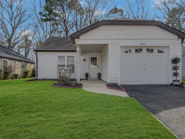 221 Belfast Lane, Ridge, NY 11961