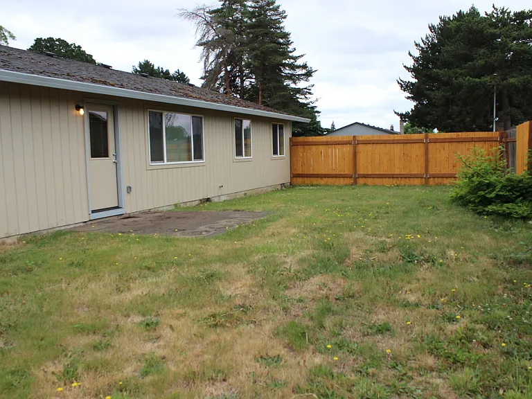 3695 SE Daren Dr — Photo 2