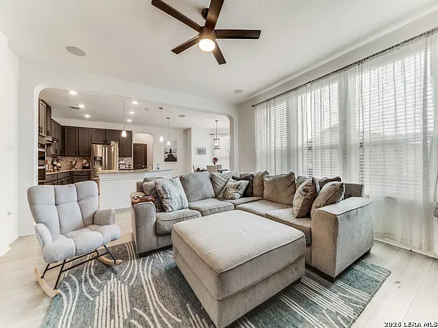3 bed, 2.5 bath, 2758 sqft, $2,275 — Photo 4