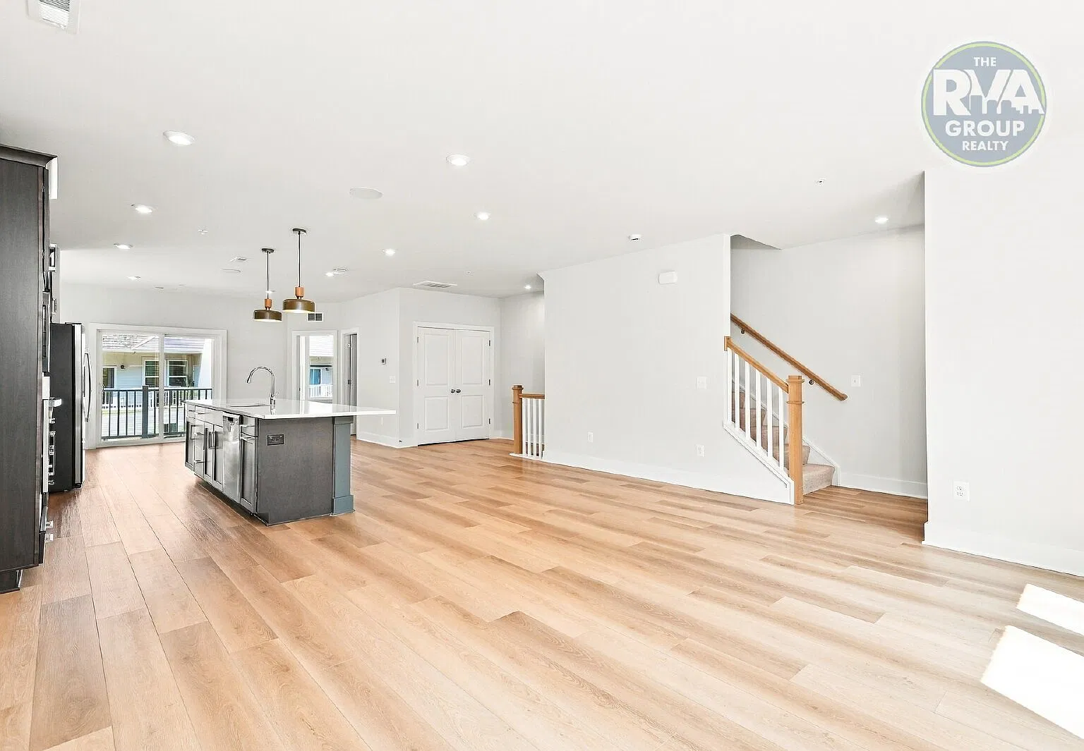 1552 Moore St — Photo 2
