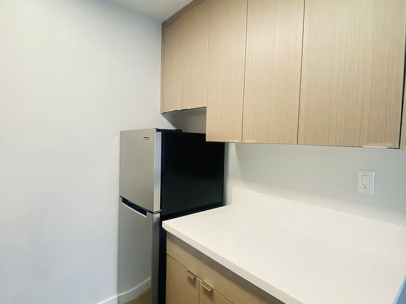 5th image of 1562 Barry Ave APT 6