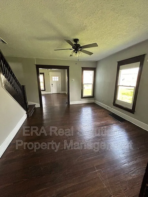 3 bed, 1.0 bath, $1,400 — Photo 3