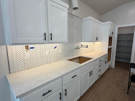 3rd image of 3885 Perspective St