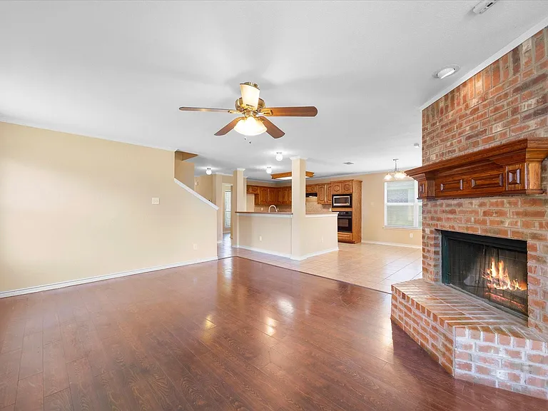 1100 Camelot Dr — Photo 11
