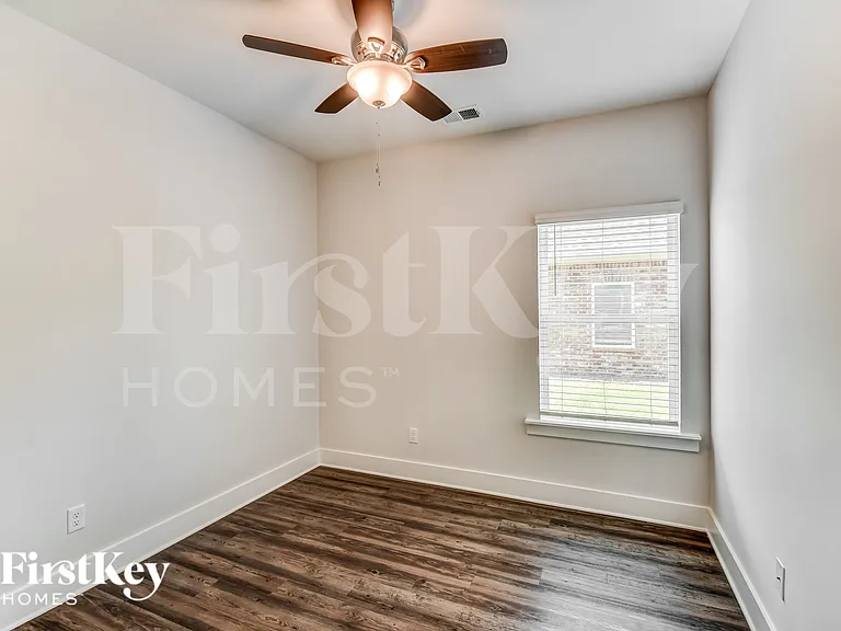 1410 Woodridge Pl — Photo 12
