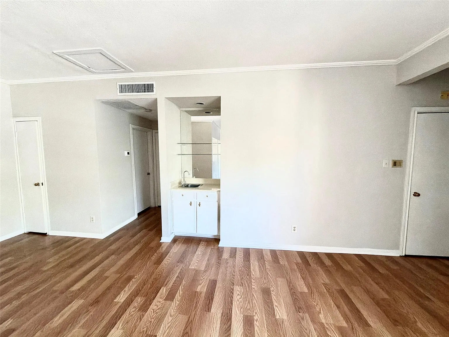 728 Bering Dr — Photo 4