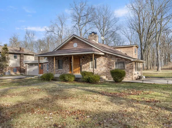 21059 Parke Ln, Grosse Ile, MI 48138