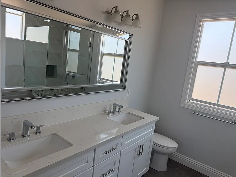 201 E Grand Ave — Photo 18