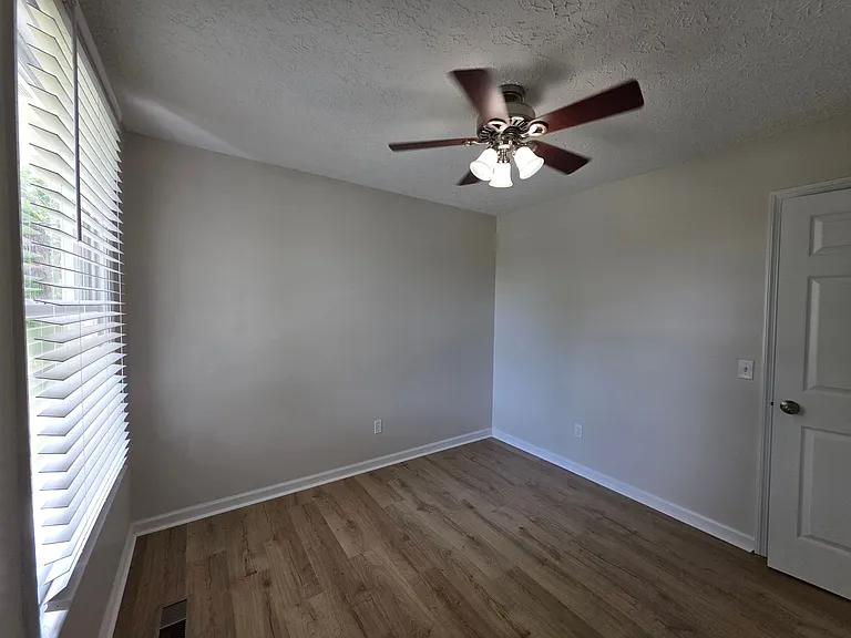 307 Castlewood Dr — Photo 12