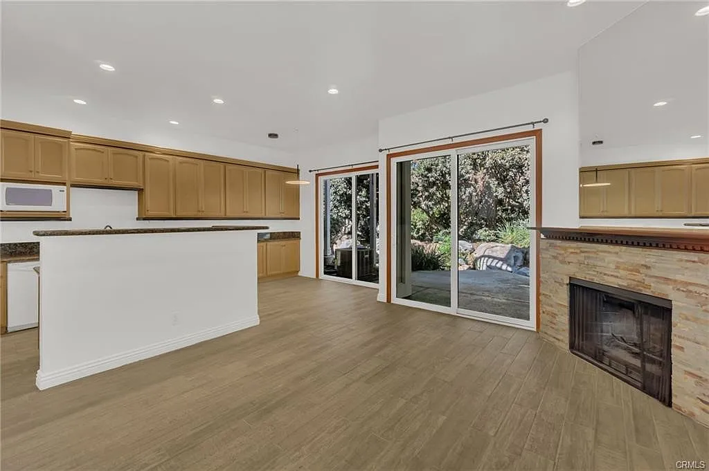 2 bed, 1100 sqft, $4,300 — Photo 1