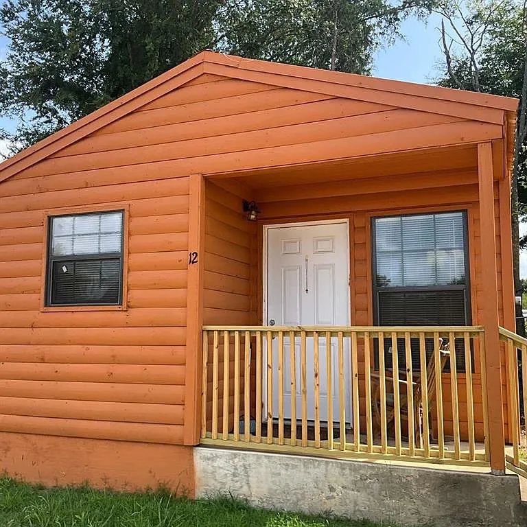 1 bed, 1.0 bath, 384 sqft, $900 — Photo 1