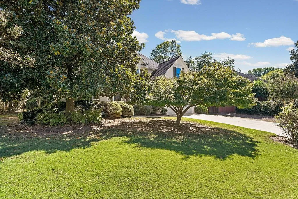 4 bed, 3.0 bath, 3400 sqft, $5,200 — Photo 2