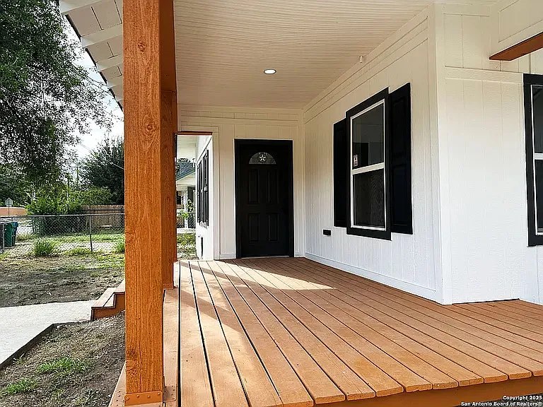 325 Robert E Lee St — Photo 17