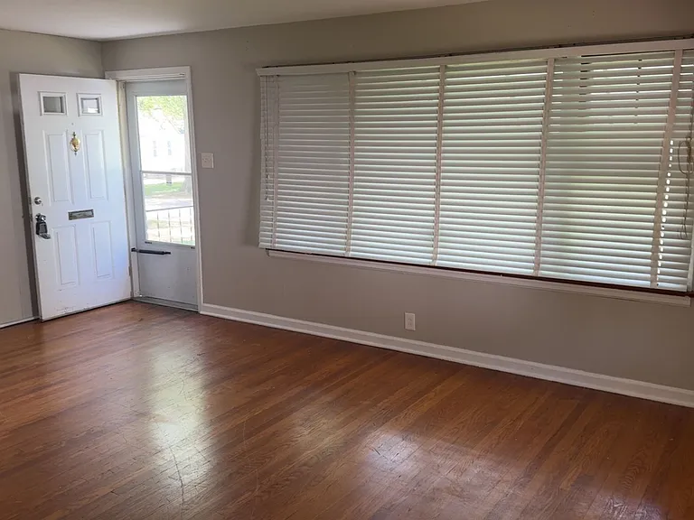 1906 Bainbridge Dr — Photo 2