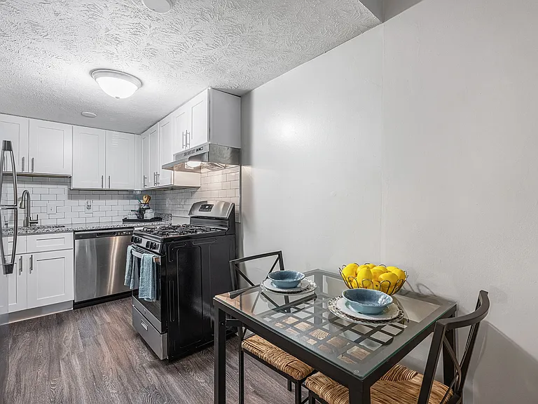 Regency Park Apartments — Photo 8