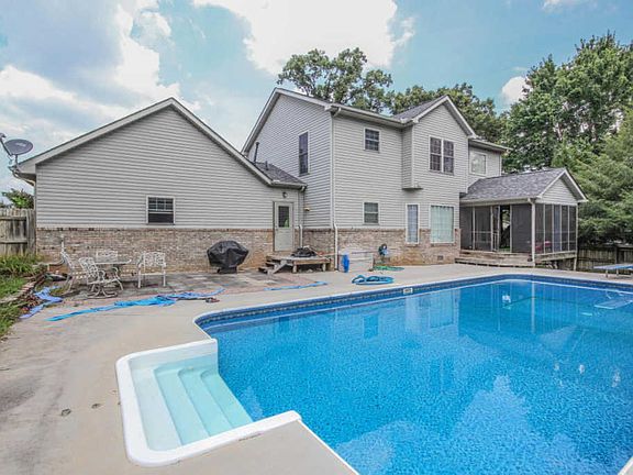3rd image of 613 Essex Ct