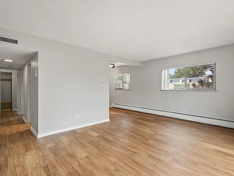 1333 N York St — Photo 11