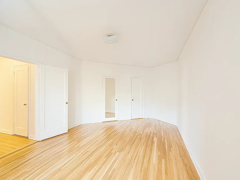 915 E 17th St #202 — Photo 5