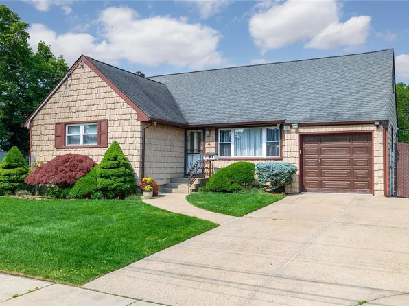 4 Gaulton Drive, North Babylon, NY 11703