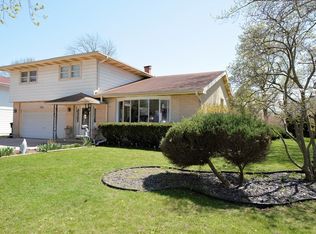 1761 E Corktree Ln, Mount Prospect, IL 60056