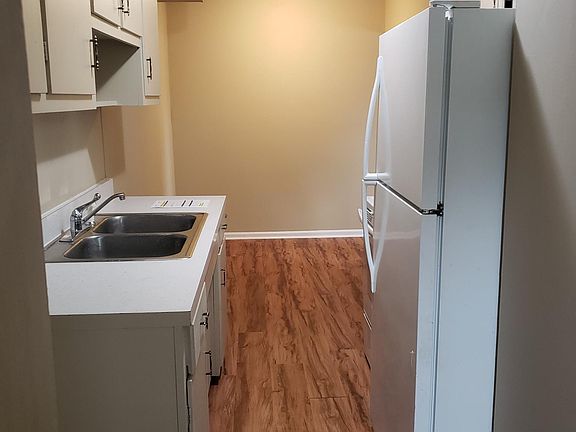 3rd image of 1820 Augusta Dr APT 5