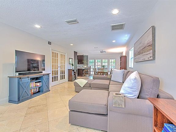 4th image of 3208 W Hawthorne Rd