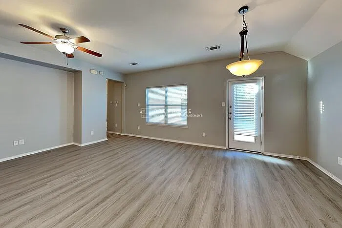 3 bed, 2.0 bath, 1404 sqft, $2,200 — Photo 4